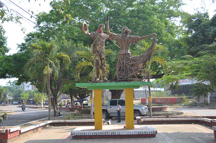 Por ser un municipio reconocido por su Festival Nacional de Cumbia, no podía faltar esta imponente escultura en el centro del pueblo, que hace alusión a la importante y tradicional expresión cultural.