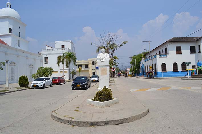 El Malecón es una megaobra para el sector turístico de Ciénaga, que consistió en la recuperación de espacios públicos para una nueva plaza donde se realiza el festival tradicional de esta población del Magdalena. Con esta construcción  se fortalece  el potencial de la zona de playa y su espacio circundante como motor de actividades generadoras de bienestar y desarrollo, así como una estrategia para revitalizar y garantizar la infraestructura que busca el mejoramiento de las actividades económicas, culturales y recreativas. Además, la recuperación ambiental y paisajística de playas aledañas para fortalecer la calidad de vida de sus habitantes e impulsar la relación estratégica entre el entorno natural y su integración con la región.