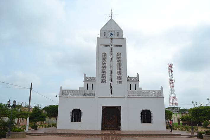 Posee una imponente puerta tallada en madera con la imagen de Jesús que junto a su infraestructura engalanan el municipio, los guamaleros son vehementes católicos y guardan los preceptos religiosos con gran respeto y devoción a la patrona del pueblo, la Virgen del Carmen.