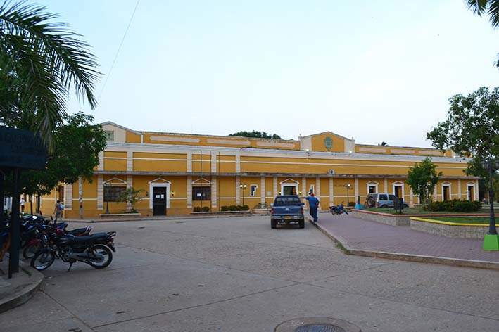 La plaza de los gallos es un sitio histórico por lo que significaron las riñas de gallos para Pivijay, durante épocas atrás. Allí se realizaban reconocidos encuentros gallísticos de nivel regional, nacional e internacional. Actualmente el lugar es utilizado para la realización de eventos y festejos del municipio.