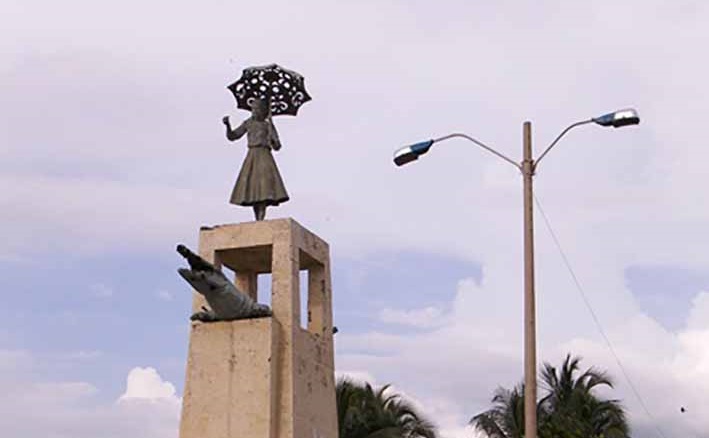 Escultura en honor a la leyenda del caimán cienaguero