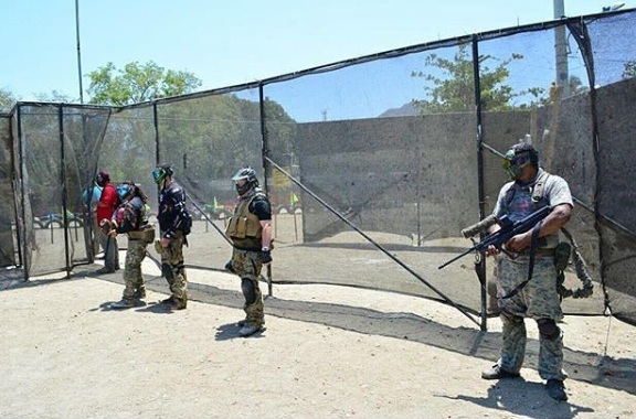 El turismo de playa, brisa y mar que ofrece Santa Marta puede ser complementado con un rato extremo de la práctica del paintball.