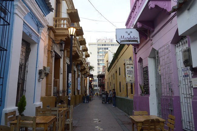 De noche, el callejón del correo es un espacio de encuentro multicultural.