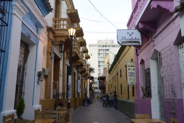 De noche, el callejón del correo es un espacio de encuentro multicultural.
