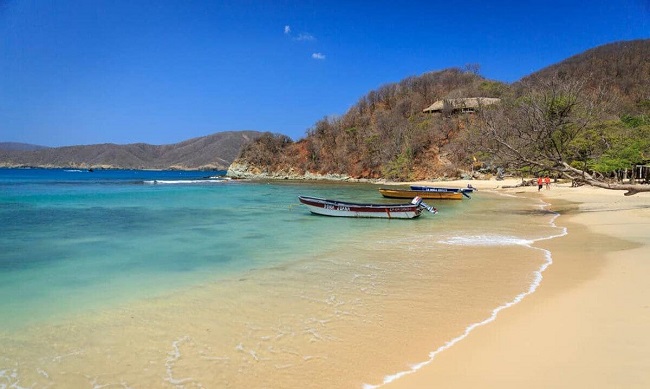 Es una increíble playa de aguas cristalinas y un rico ambiente que invita a descansar y relajarse.