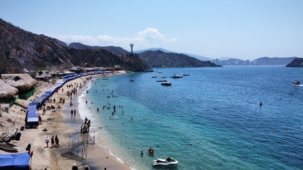 Disfrute del canopy en Playa Blanca, a 10 minutos de El Rodadero en lancha. 