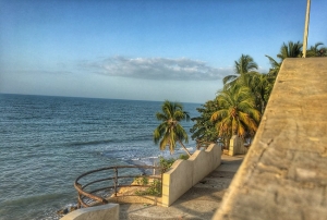 Vista del mar frente a la plaza principal de la Punta de los Remedios.